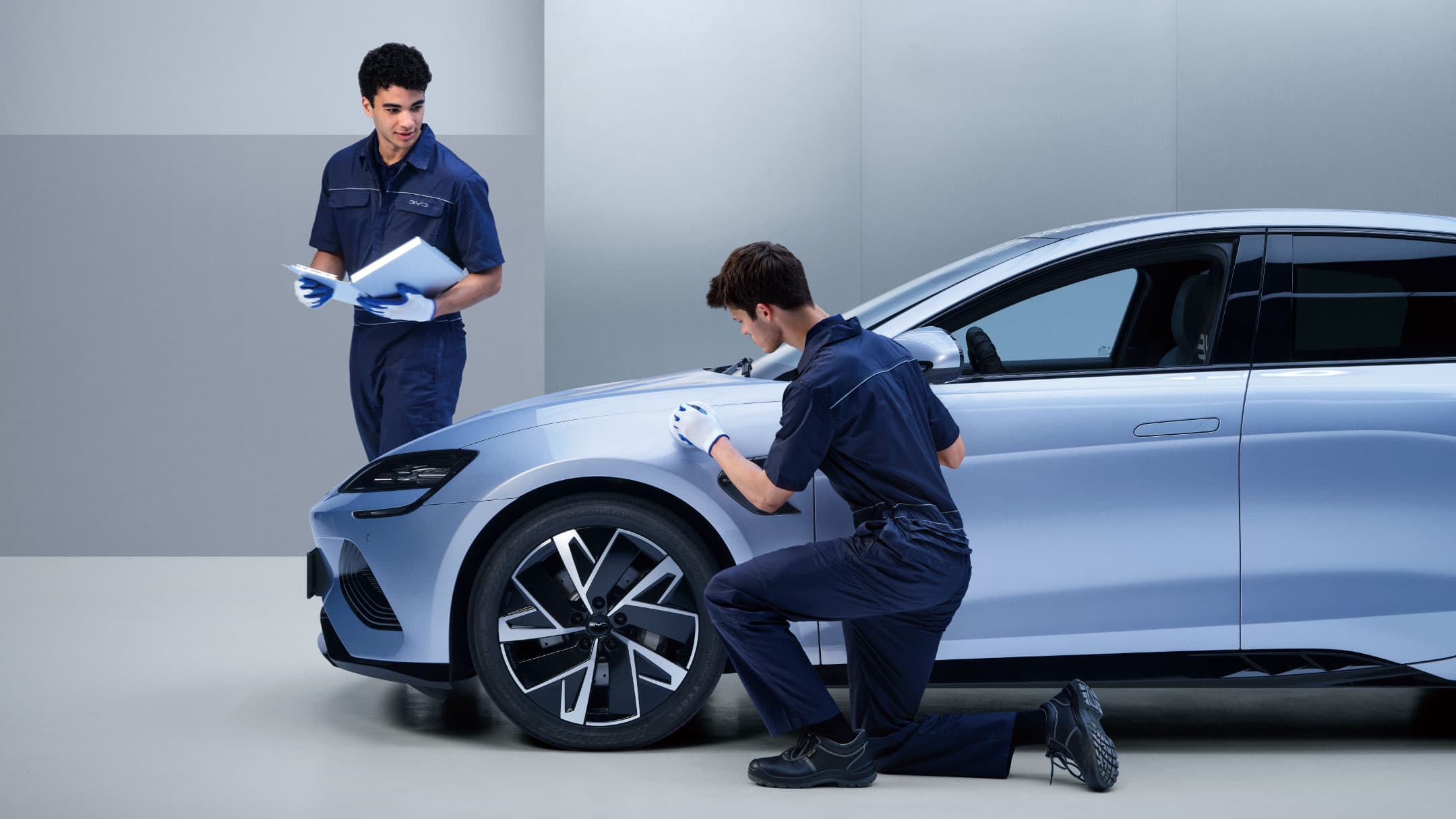 Mecanicos dando mantenimiento a una unidad de BYD | Grupo Solana